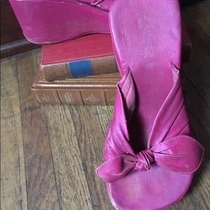 Retro fuchsia sandals
